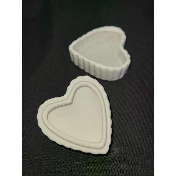 Vintage Heart shaped floral trinlet box porcelain - Picture 6 of 8